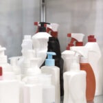 Recipientes de plástico para produtos químicos domésticos e detergentes. Produção de embalagens plásticas