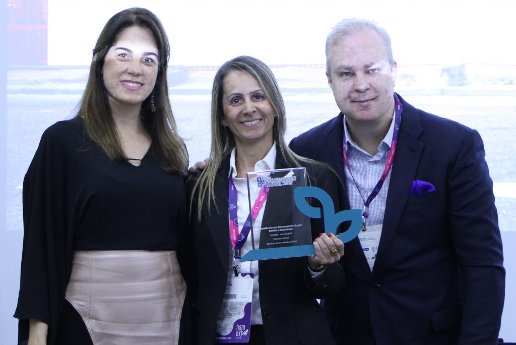 Prêmio Compliance Brasil – Categoria Saúde e Segurança no Trabalho: Daniela Cavalcante – Diretora Verde Ghaia; Sheila Lopes - Tarkett; Deivison Pedroza – CEO Verde Ghaia.