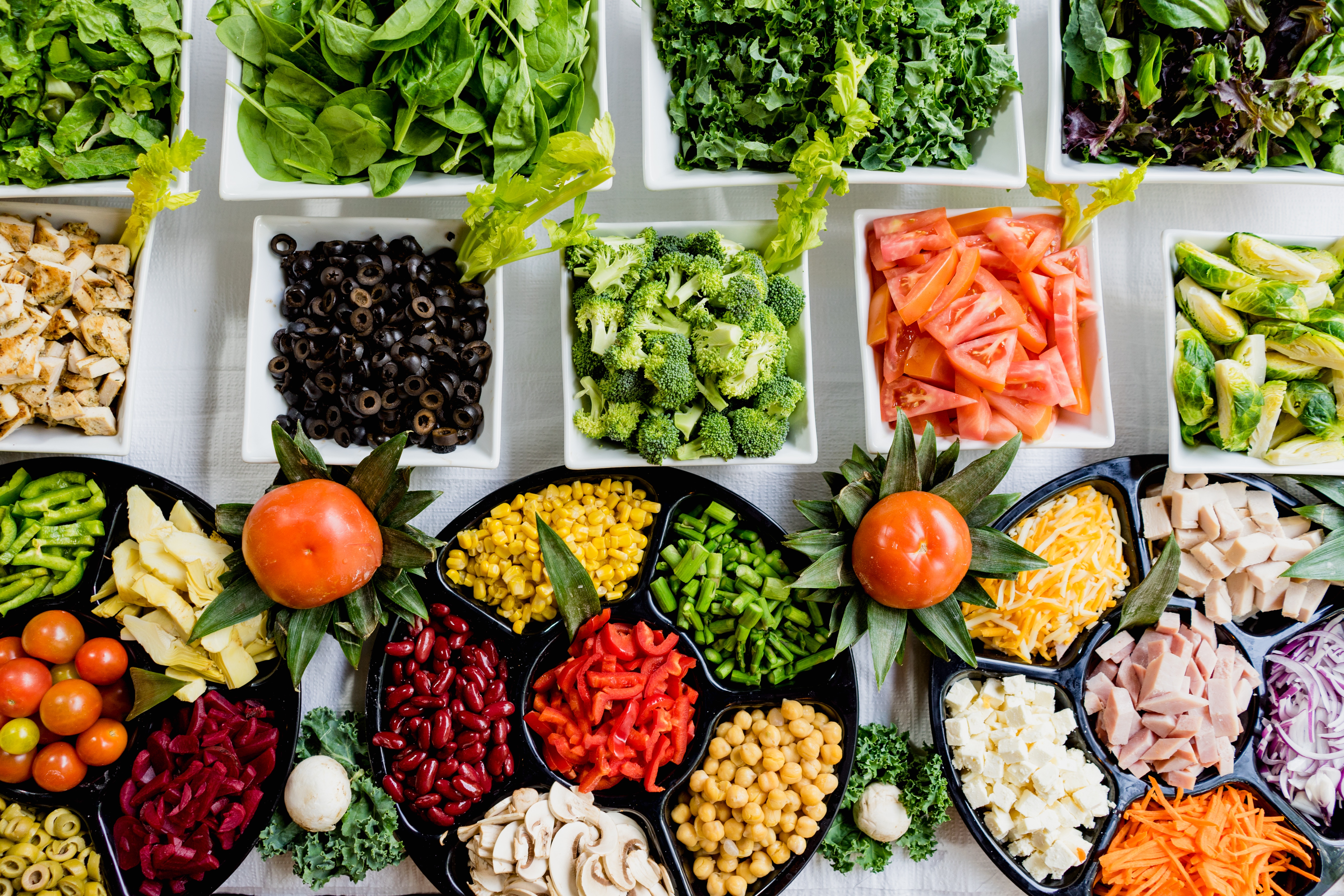 imagem de várias frutas, legumes e verduras sob a mesa - ISO 22000 - Saúde e segurança de alimentos e Segurança Alimentar