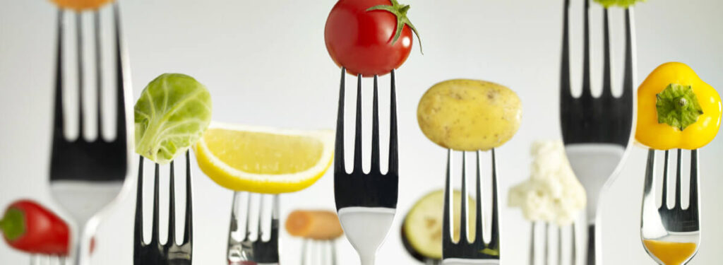 imagem de vários garfos com frutas espetadas - ISO 22000 - segurança de alimentos e segurança alimentar