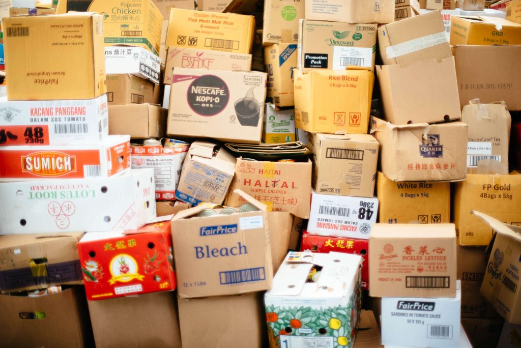 um amontoado de caixas de papelão para reciclar - Coleta Seletiva nas Organizações