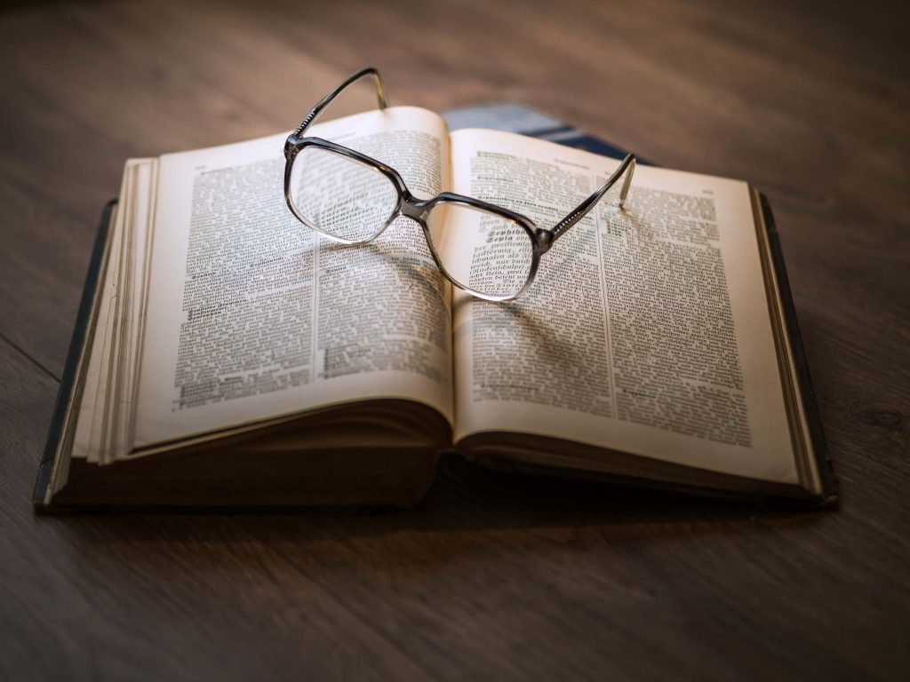 óculos em cima de um livro - aposentadoria especial