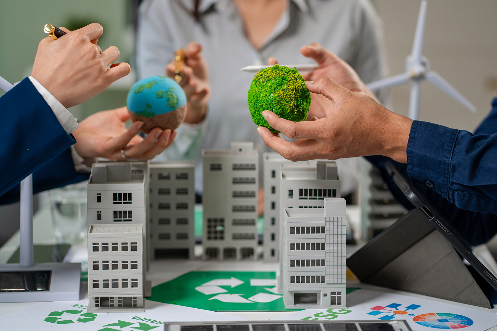 Em 2025, a governança ambiental assume papel estratégico nas empresas brasileiras, integrando governança, riscos e compliance. 